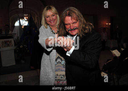 München, Deutschland. 16. Mai 2017. Karl Steininger und der bayerische Europaminister Beate Merk (CSU) auf die bayerische Europa-Medaille der Preisverleihung im Prinz Carl Palais in München, 16. Mai 2017. Die Medaille ist für "besondere Verdienste für Bayern in einem Vereinten Europa." Foto: Ursula Düren/Dpa/Alamy Live News Stockfoto