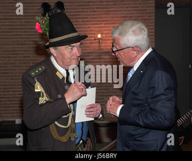München, Deutschland. 16. Mai 2017. Publisher Dirk Ippen (R) und Jäger Karl Steininger an die bayerische Europa-Medaille der Preisverleihung im Prinz Carl Palais in München, 16. Mai 2017. Die Medaille ist für "besondere Verdienste für Bayern in einem Vereinten Europa." Foto: Ursula Düren/Dpa/Alamy Live News Stockfoto