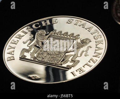 München, Deutschland. 16. Mai 2017. Das Europa-Medaillon bei der bayerische Europa-Medaille-Preisverleihung im Prinz Carl Palais in München, Deutschland, 16. Mai 2017. Die Medaille ist für "besondere Verdienste für Bayern in einem Vereinten Europa." Foto: Ursula Düren/Dpa/Alamy Live News Stockfoto