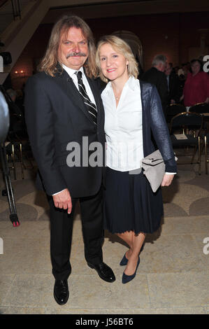 München, Deutschland. 16. Mai 2017. Musiker Leslie Mandoki und Frau Eva besuchen die bayerische Europa-Medaille-Preisverleihung im Prinz Carl Palais in München, 16. Mai 2017. Die Medaille ist für "besondere Verdienste für Bayern in einem Vereinten Europa." Foto: Ursula Düren/Dpa/Alamy Live News Stockfoto