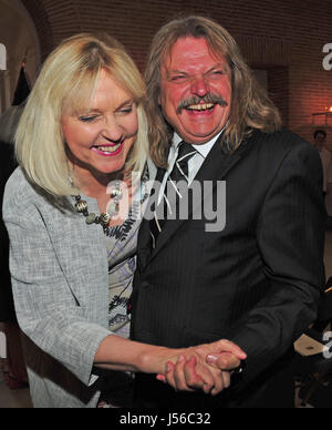 München, Deutschland. 16. Mai 2017. Dpatop - Karl Steininger und der bayerische Europaminister Beate Merk (CSU) bei der Preisverleihung der bayerische Europa-Medaille im Prinz Carl Palais in München, Deutschland, 16. Mai 2017. Die Medaille ist für "besondere Verdienste für Bayern in einem Vereinten Europa." Foto: Ursula Düren/Dpa/Alamy Live News Stockfoto
