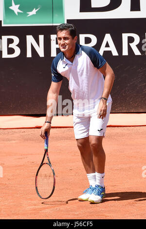 Rom, Italien. 17. Mai 2017. Nicolas Almagro aus Spanien verletzt während des Spiels zwischen Rafael Nadal aus Spanien während der Internazionali BNL d ' Italia 2017 - im Foro Italico am 17. Mai 2017 in Rom, Italien. (Foto: Marco Iorio) Bildnachweis: Marco Iorio/Alamy Live-Nachrichten Stockfoto