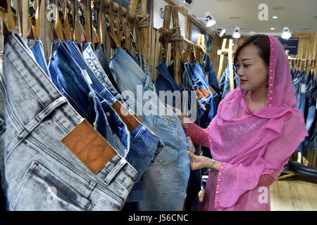 Dhaka, Bangladesch. 17. Mai 2017. DHAKA, Bangladesch - 17. Mai 2017: Readymade Kleidungsstücke Produkt Käufer und Verkäufer besuchen Bangladesch Denim-Expo auf Bashundhara International Convention City in Dhaka, Bangladesch. Produkte aus 12 Ländern wie Bangladesch, Brasilien, China, Deutschland, Indien, Italien, Japan, Pakistan, Spanien, Türkei, Hongkong, Singapur zur Schau gestellt. Bildnachweis: SK Hasan Ali/Alamy Live-Nachrichten Stockfoto