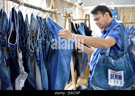 Dhaka, Bangladesch. 17. Mai 2017. DHAKA, Bangladesch - 17. Mai 2017: Readymade Kleidungsstücke Produkt Käufer und Verkäufer besuchen Bangladesch Denim-Expo auf Bashundhara International Convention City in Dhaka, Bangladesch. Produkte aus 12 Ländern wie Bangladesch, Brasilien, China, Deutschland, Indien, Italien, Japan, Pakistan, Spanien, Türkei, Hongkong, Singapur zur Schau gestellt. Bildnachweis: SK Hasan Ali/Alamy Live-Nachrichten Stockfoto