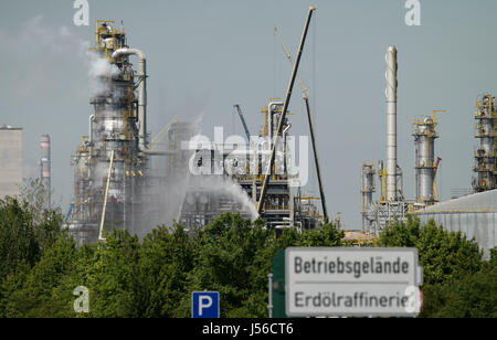 Leuna, Deutschland. 17. Mai 2017. Ein Feuer wird bei der Erdölraffinerie in Leuna / Deutschland abschrecken 17. Mai 2017. Obwohl die Ursache für das Feuer in einer Einrichtung der Raffinerie noch unklar ist, stellt es kein Risiko für die Umgebung. : Bildnachweis Peter Endig/Dpa-Zentralbild/Dpa: Dpa picture-Alliance/Alamy Live News Stockfoto