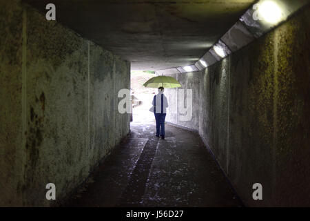 Mansfield, Nottinghamshire, UK: 17. Mai 2017. Starkregen fegt über die Marktgemeinde Mansfield.Forecasters sagen könnte, dass es bis zu zwölf Stunden von heavy Rain in den East Midlands. Bildnachweis: Ian Francis/Alamy Live-Nachrichten Stockfoto
