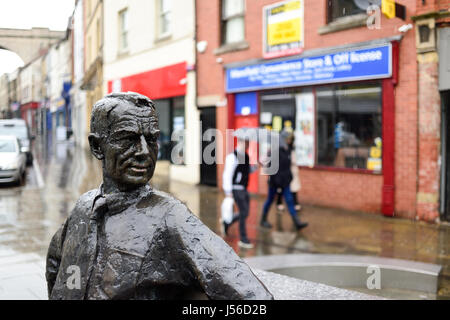 Mansfield, Nottinghamshire, UK: 17. Mai 2017. Starkregen fegt über die Marktgemeinde Mansfield.Forecasters sagen könnte, dass es bis zu zwölf Stunden von heavy Rain in den East Midlands. Bildnachweis: Ian Francis/Alamy Live-Nachrichten Stockfoto