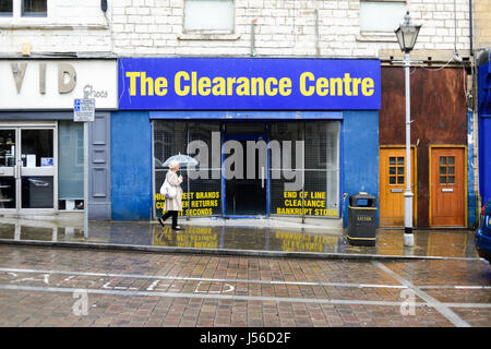 Mansfield, Nottinghamshire, UK: 17. Mai 2017. Starkregen fegt über die Marktgemeinde Mansfield.Forecasters sagen könnte, dass es bis zu zwölf Stunden von heavy Rain in den East Midlands. Bildnachweis: Ian Francis/Alamy Live-Nachrichten Stockfoto
