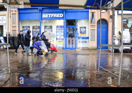 Mansfield, Nottinghamshire, UK: 17. Mai 2017. Starkregen fegt über die Marktgemeinde Mansfield.Forecasters sagen könnte, dass es bis zu zwölf Stunden von heavy Rain in den East Midlands. Bildnachweis: Ian Francis/Alamy Live-Nachrichten Stockfoto