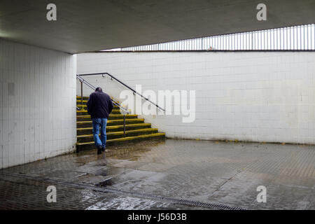 Mansfield, Nottinghamshire, UK: 17. Mai 2017. Starkregen fegt über die Marktgemeinde Mansfield.Forecasters sagen könnte, dass es bis zu zwölf Stunden von heavy Rain in den East Midlands. Bildnachweis: Ian Francis/Alamy Live-Nachrichten Stockfoto