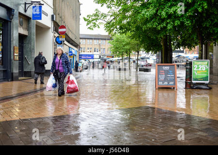 Mansfield, Nottinghamshire, UK: 17. Mai 2017. Starkregen fegt über die Marktgemeinde Mansfield.Forecasters sagen könnte, dass es bis zu zwölf Stunden von heavy Rain in den East Midlands. Bildnachweis: Ian Francis/Alamy Live-Nachrichten Stockfoto