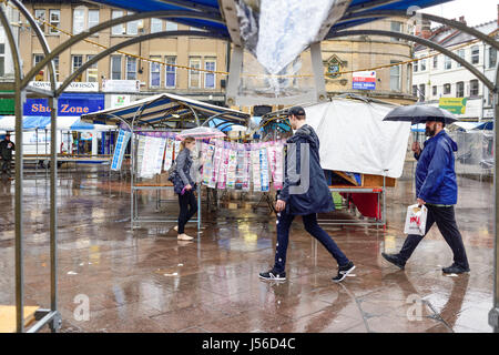 Mansfield, Nottinghamshire, UK: 17. Mai 2017. Starkregen fegt über die Marktgemeinde Mansfield.Forecasters sagen könnte, dass es bis zu zwölf Stunden von heavy Rain in den East Midlands. Bildnachweis: Ian Francis/Alamy Live-Nachrichten Stockfoto