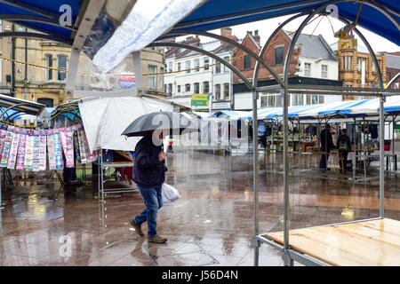 Mansfield, Nottinghamshire, UK: 17. Mai 2017. Starkregen fegt über die Marktgemeinde Mansfield.Forecasters sagen könnte, dass es bis zu zwölf Stunden von heavy Rain in den East Midlands. Bildnachweis: Ian Francis/Alamy Live-Nachrichten Stockfoto
