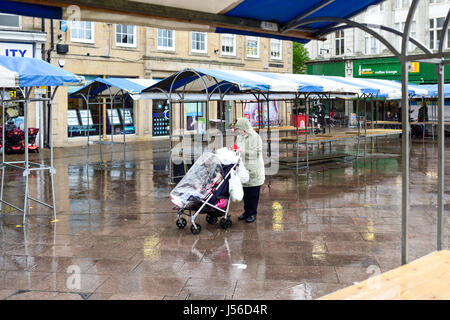 Mansfield, Nottinghamshire, UK: 17. Mai 2017. Starkregen fegt über die Marktgemeinde Mansfield.Forecasters sagen könnte, dass es bis zu zwölf Stunden von heavy Rain in den East Midlands. Bildnachweis: Ian Francis/Alamy Live-Nachrichten Stockfoto