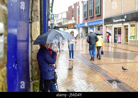 Mansfield, Nottinghamshire, UK: 17. Mai 2017. Starkregen fegt über die Marktgemeinde Mansfield.Forecasters sagen könnte, dass es bis zu zwölf Stunden von heavy Rain in den East Midlands. Bildnachweis: Ian Francis/Alamy Live-Nachrichten Stockfoto