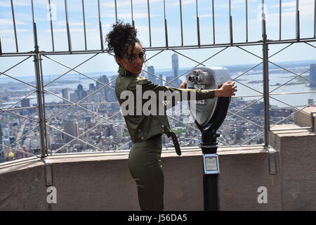 New York, USA. 16. Mai 2017. Kara McCullough, Miss USA 2017 in das Empire State Building in New York, USA, 16. Mai 2017 abgebildet. Downtown Manhattan ist mit dem World Trade Center in der Mitte im Hintergrund zu sehen. Der 25 - Jahre alte Physiker stammt aus Washington und wurde nur zwei Tage vor der Miss USA gekürt. Foto: Chris Melzer, Dpa/Alamy Live News Stockfoto