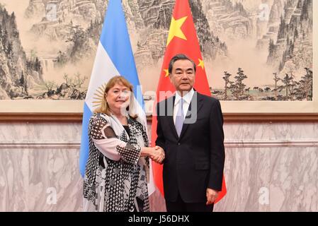 (170517)--Peking, 17. Mai 2017 (Xinhua)--chinesische Außenminister Wang Yi und argentinische Außenminister Susana Malcorra Ko-Vorsitzende eine Sitzung des China-Argentinien zwischenstaatlichen Ausschusses in Peking, Hauptstadt von China, 17. Mai 2017. (Xinhua/Jin-Liangkuai) (Mcg) Stockfoto