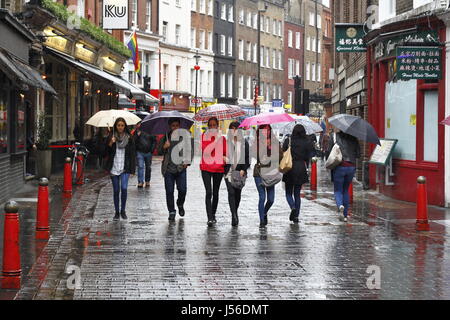 London, UK. 17. Mai 2017. UK-Wetter. Touristen schlendern durch einen Platzregen in Chinatown, London. Bildnachweis: Ed Brown/Alamy Live-Nachrichten Stockfoto