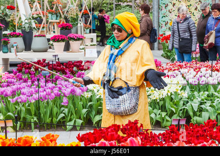 Europa, Niederlande, Lisse, Keukenhof Gärten, asiatische Touristen nehmen Selfie Stockfoto