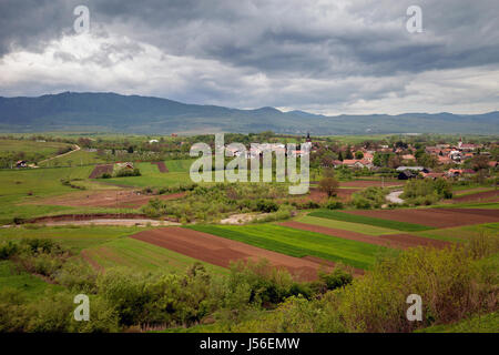 Frühlings-Landschaft des siebenbürgischen Dorfes Stockfoto