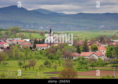 Frühlings-Landschaft des siebenbürgischen Dorfes Stockfoto