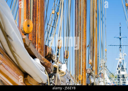 Gefaltete Segel und Mast auf einem alten Segelschiff Stockfoto