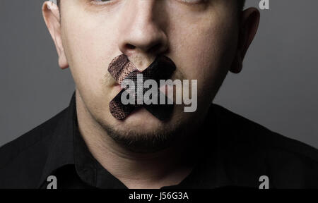 Mann mit Mund bedeckt mit schwarzen Flecken, verboten ihm die freie speeching Stockfoto