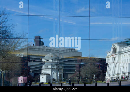 Baskerville Haus, Bibliothek der Birming und Hall of Memory in Centenary Square Birmingham spiegelt sich im Glas der International Convention Centre Stockfoto