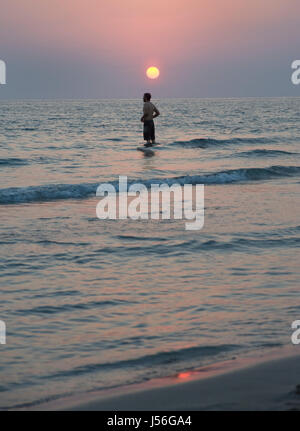 Einsamer Mann steht im Meer in Patara, Südtürkei. Stockfoto