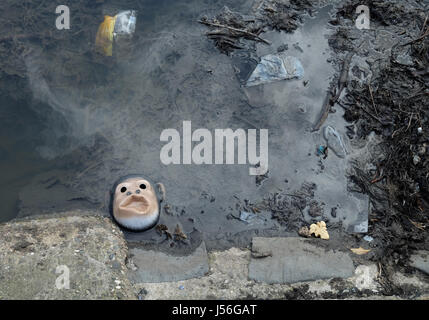 Affenmaske angeschwemmt in Carrickfergus, Nordirland. Stockfoto