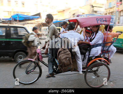 Überladene Rikscha in Paharganj, Neu Delhi Stockfoto