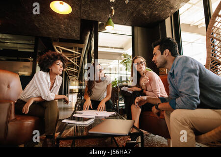 Gruppe von kreativen Menschen, die ein Treffen in einem modernen Büro. Geschäftsleute, Gespräch über neues Projekt. Stockfoto