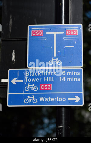 Wegweiser zum Cycle Superhighway CS3 in Westminster, London. Die Ost-West-Route mit Tower Hill, Waterloo und Blackfriars Stockfoto