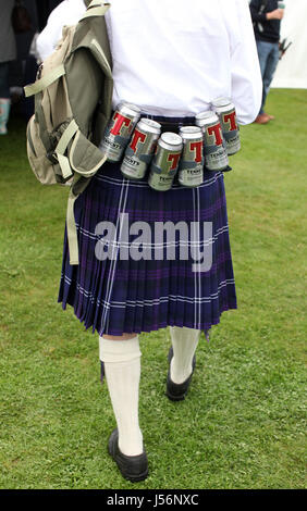 Die Schotten Alkohol Bild Spottschrift durch einen Tartan kilt tragen Holländer mit Tennents Lager Alkohol in Dosen an einem Gürtel um seine Hüften, als er die Teilnahme an der Stockfoto