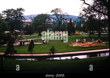 Vintage Bild des Pavilion Gardens, Buxton, Derbyshire, England, UK im August 1963 genommen zeigen Kinder spielen auf dem Spielplatz Stockfoto