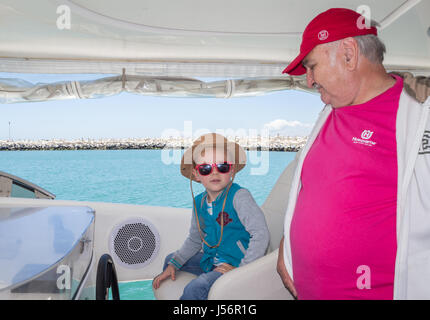 CAPE TOWN, SOUTH AFRICA, 18. Dezember 2016: begeistert kleine Junge und Großvater auf Fähre Ankunft im Hafen von Robben Island, wo Nelson Mandela Imp war Stockfoto