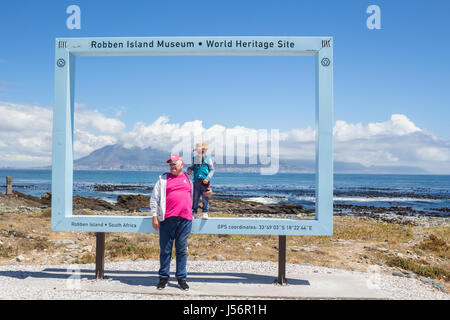 ROBBEN ISLAND, SOUTH AFRICA, 18. Dezember 2016: begeistert kleine Junge und Großvater mit einem Foto auf legendären blauen Rahmen auf Robben Island, wo Ne Stockfoto