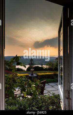 Sonnenuntergang durch ein offenes Fenster, in der Nähe von Hawkshead, Lake District, Cumbria Stockfoto