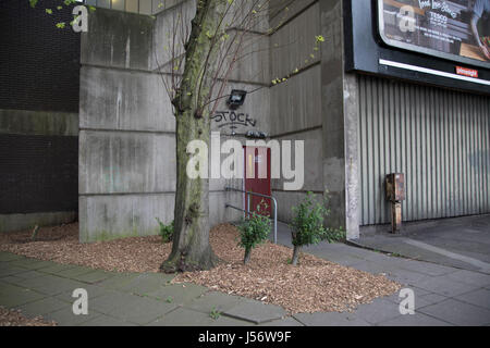 Straßenszene in Digbeth, Birmingham, Vereinigtes Königreich. Digbeth ist eine Fläche von Zentrum von Birmingham, England. Nach der Zerstörung der inneren Ringstraße gilt Digbeth heute ein Viertel im Stadtzentrum von Birmingham. Als Teil der großen Stadt-Plan durchläuft Digbeth eine große Sanierung-Regelung, die alten Industriegebäude in Wohnungen, Einzelhandelsflächen, Büros und Kunst Einrichtungen regenerieren wird. Es gibt noch sosehr Industriekonjunktur im Süden des Gebiets. Stockfoto