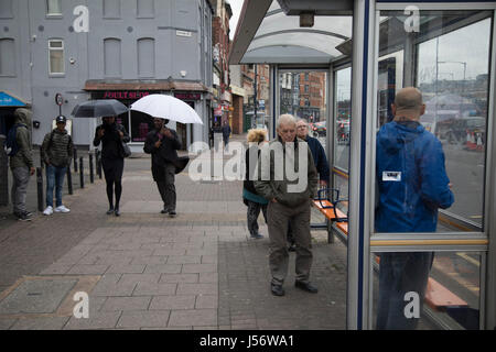 Straßenszene von Menschen an einer Bushaltestelle in Digbeth, Birmingham, Vereinigtes Königreich. Digbeth ist eine Fläche von Zentrum von Birmingham, England. Nach der Zerstörung der inneren Ringstraße gilt Digbeth heute ein Viertel im Stadtzentrum von Birmingham. Als Teil der großen Stadt-Plan durchläuft Digbeth eine große Sanierung-Regelung, die alten Industriegebäude in Wohnungen, Einzelhandelsflächen, Büros und Kunst Einrichtungen regenerieren wird. Es gibt noch sosehr Industriekonjunktur im Süden des Gebiets. Als Teil der Pläne Digbeth Coach Station wurde ebenfalls saniert und Birmi umbenannt Stockfoto