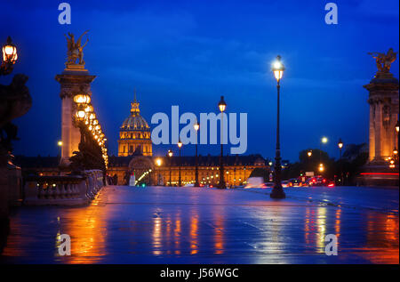 Alexandre III Bridge bei Nacht, Paris, Frankreich, Retro, getönt Stockfoto