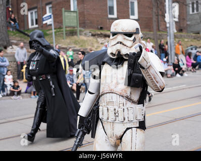 die Star Wars-Charaktere Stormtrooper und Darth Vader Fuß entlang der Queen St E Toronto während die Strände Easter Parade 2017 Stockfoto