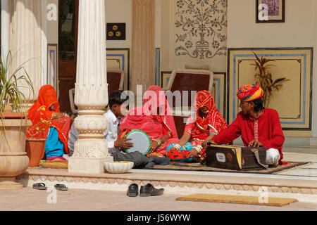Ranthambore, Indien - 7. Februar 2015: Lokale Musiker sitzen für eine Hochzeit in einem Hotel in Ranthambore Proben Stockfoto