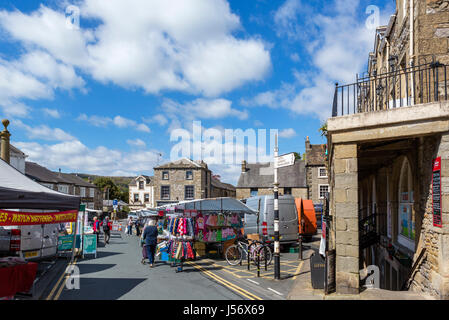 Dienstag-Markt auf Cheapside im Zentrum Stadt niederlassen, Yorkshire Dales, North Yorkshire, England, UK. Stockfoto