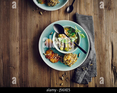 Brussel sprout Curry mit orange quinoa Stockfoto