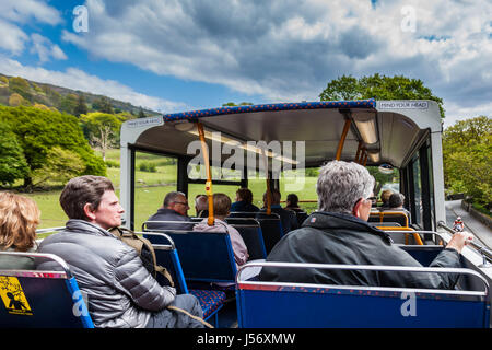 Besucher auf offenem Verdeck 599 Servicebus von Bowness auf Windermere nach Grasmere, Windermere, Lake District, Cumbria Stockfoto