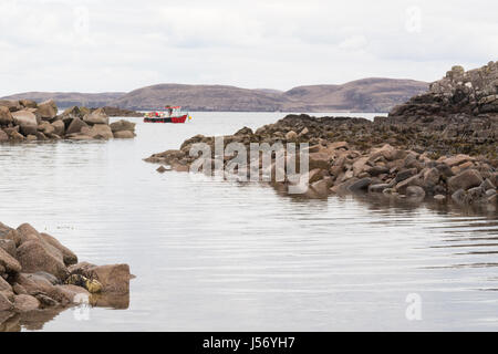 Roten Fischerboot auf Loch Ewe - Bucht-Hafen Poolewe, Wester Ross, Highland, Schottland, UK Stockfoto