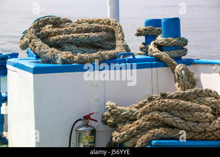 Schwere alte Seil verwendet in Segeln und Bootfahren auf der Autofähre Stockfoto