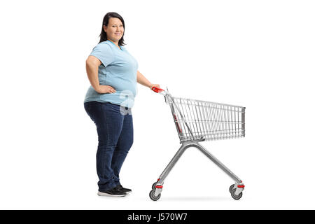 In voller Länge Portrait von eine übergewichtige Frau mit einem leeren Warenkorb in der Schlange isoliert auf weißem Hintergrund Stockfoto