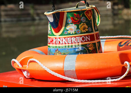 Krug auf Kanalboot, dekoriert, Basingstoke Canal, Odiham, Hampshire, UK Stockfoto